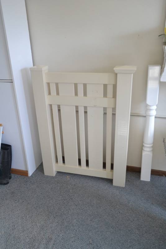 lot 208 image: Country Estate PVC Fencing Sample 48 x 36