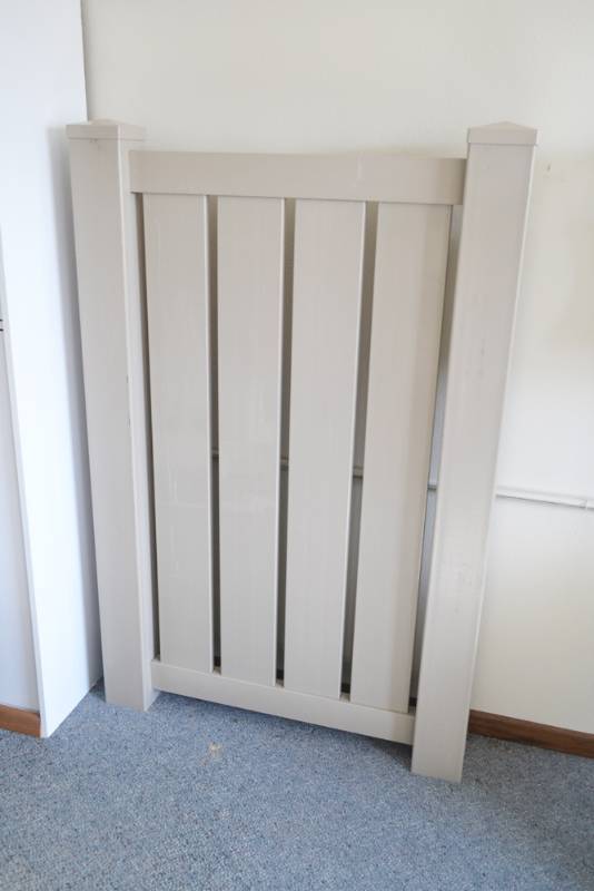 lot 210 image: Country Estate PVC Fencing Sample 60 x 39