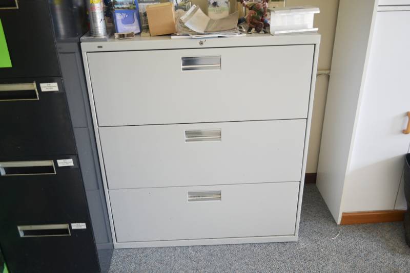 lot 215 image: 3-Drawer File Cabinet - 40.5 x 36 x 19