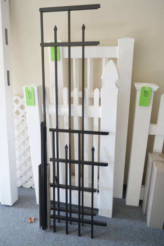 lot 224 image: Aluminum Rail and Parts