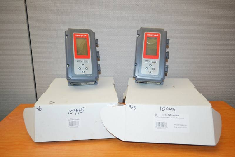 lot 228 image: (2) Honeywell T775B2024 Controllers