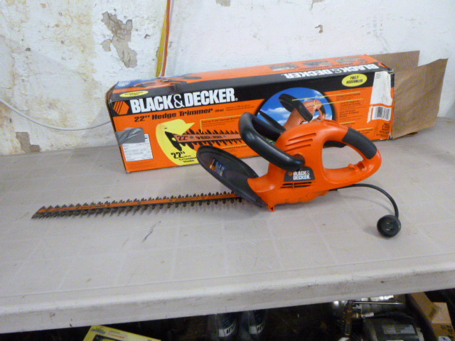 lot 7 image: Black & Decker 22 Hedge Trimmer