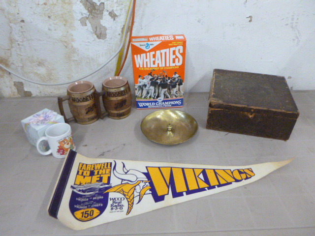 lot 19 image: Memorabilia and Dcor