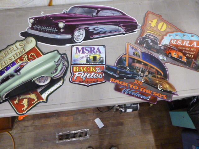 lot 22 image: 5 Decorative Collector Tin Wall Hangings