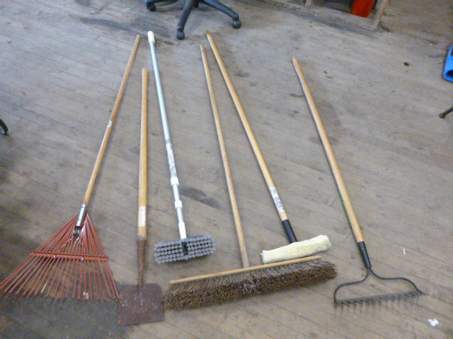 lot 32 image: Garage Tools