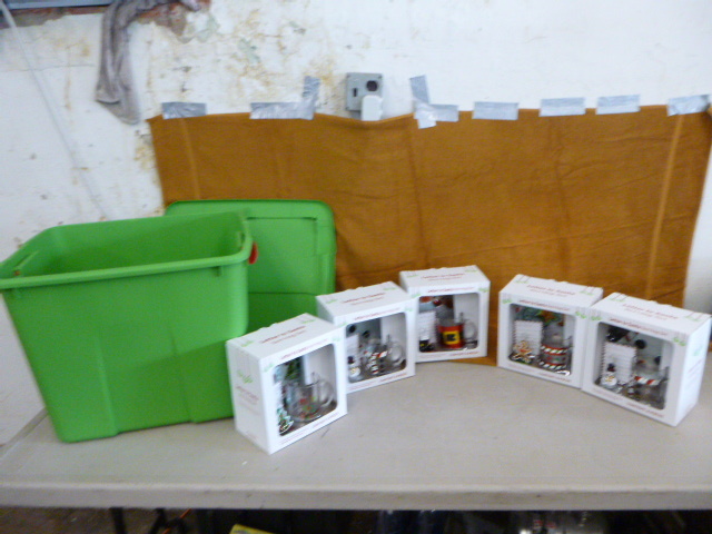 lot 41 image: 5 Letter to Santa Serving Sets