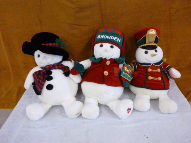 lot 50 image: 3 Snowden & Friends Snowmen