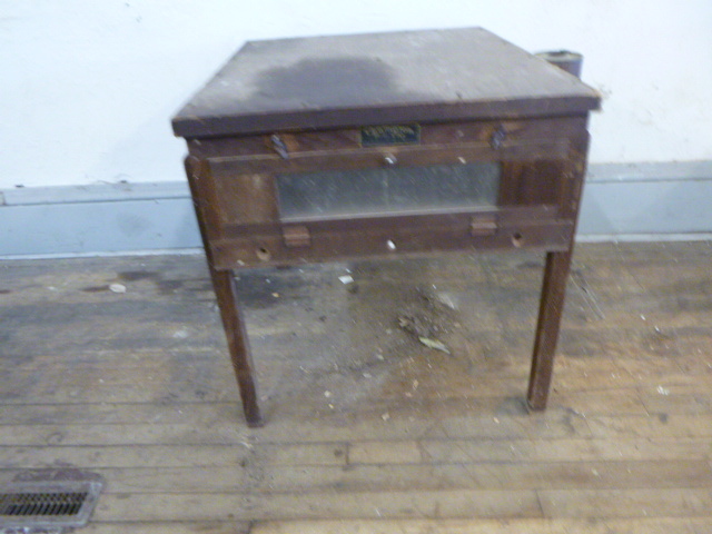 lot 56 image: Vintage Champion Belle City Incubator