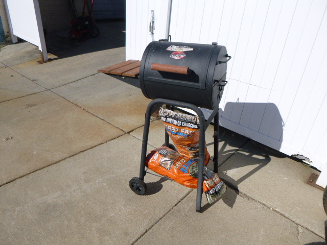 lot 3 image: Char Griller Grill and Smoker