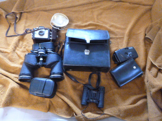 lot 85 image: Cameras and Binoculars