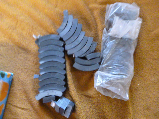 lot 98 image: Lot of Magnets