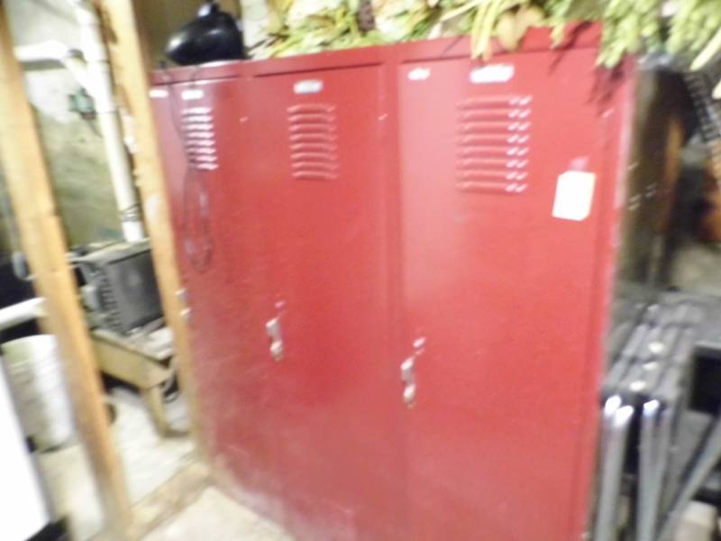 lot 14 image: Lot of 3 Lockers