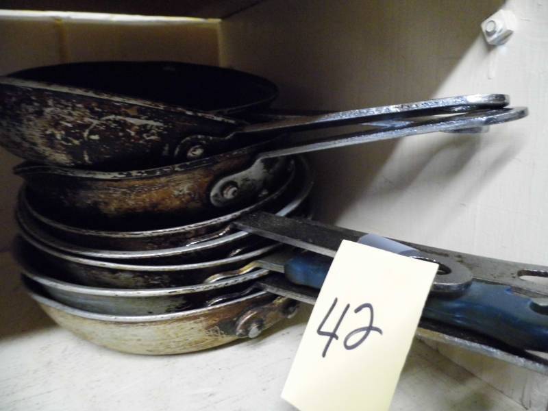 lot 42 image: Lot of 8 Small Frying Pans
