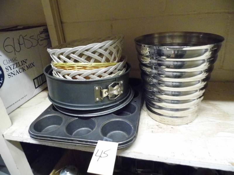 lot 45 image: Ice Bucket - Baskets - Baking Pans
