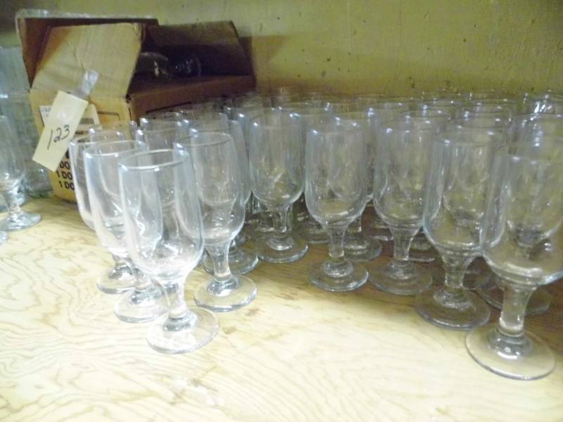lot 123 image: Large lot of Glasses