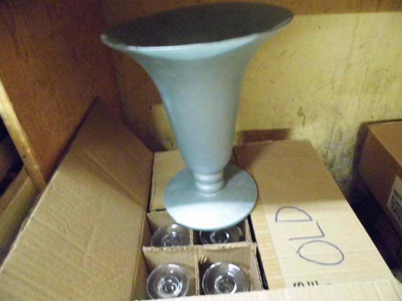 lot 147 image: 24 Glasses - Vase