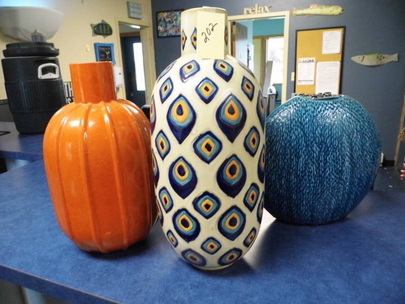lot 202 image: Lot of 3 Vases