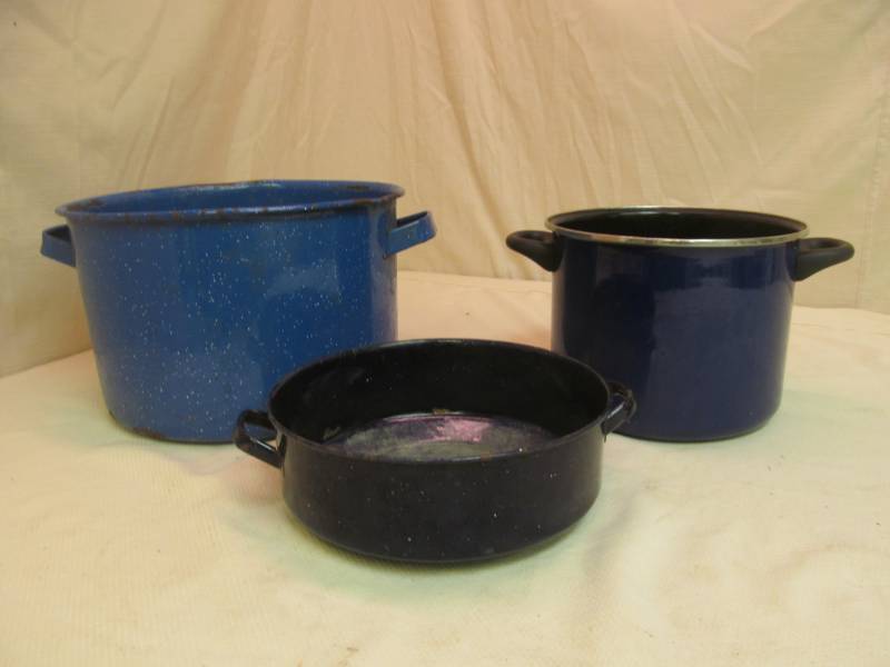 lot 3 image: Enamel Kitchenware
