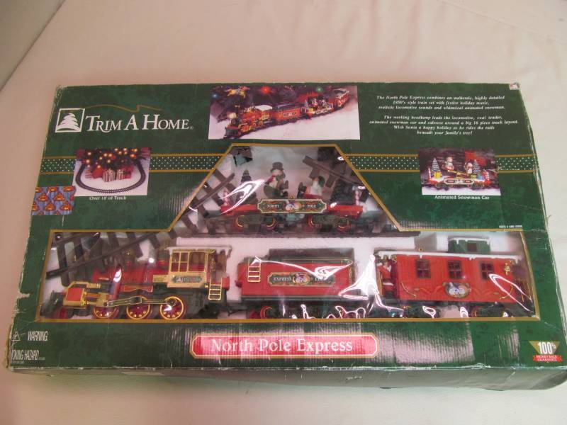 lot 5 image: Xmas Train Set