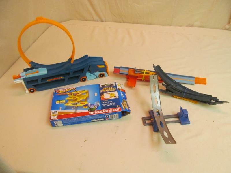 lot 20 image: Hot wheels and track