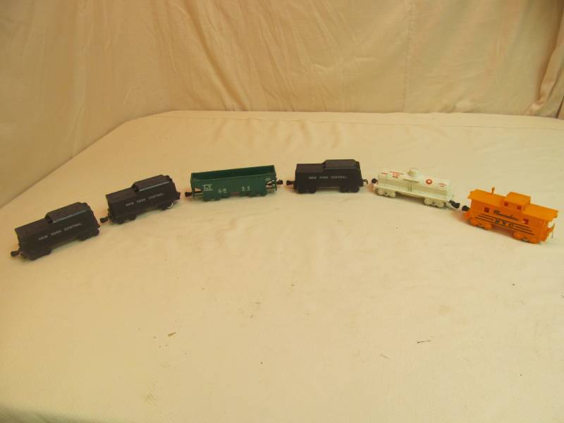 lot 26 image: Plastic mar train cars