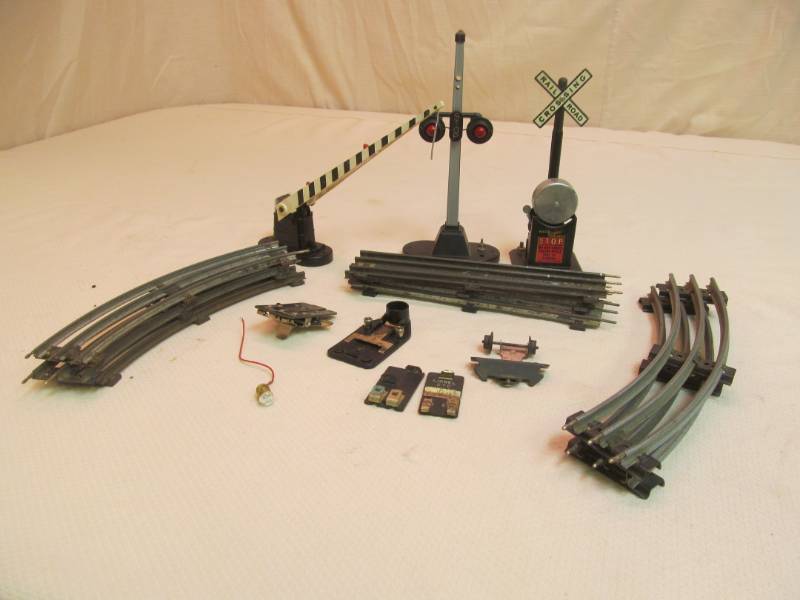 lot 68 image: Lionel railroad crossing set