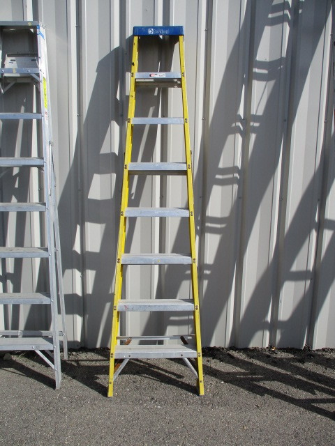 lot 5 image: 8 Fiberglass Stepladder