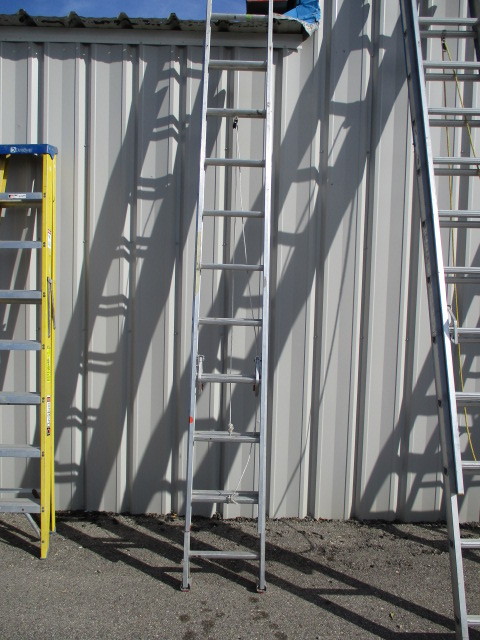 lot 6 image: 20 Aluminum Extension Ladder
