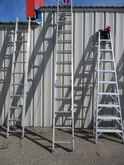 lot 7 image: 24 Aluminum Extension Ladder