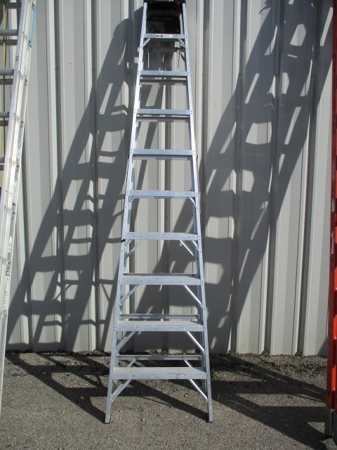lot 8 image: 10 Aluminum Stepladder