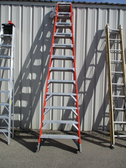 lot 9 image: 12 Fiberglass Stepladder