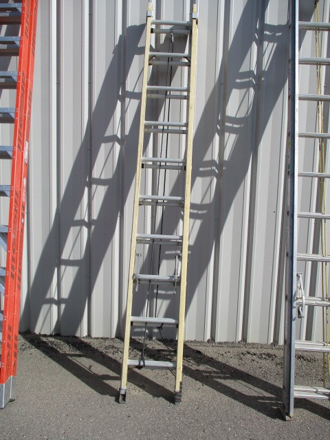 lot 10 image: 20 Fiberglass Extension Ladder
