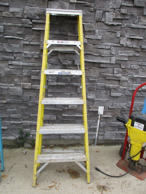 lot 35 image: 6 Fiberglass Stepladder