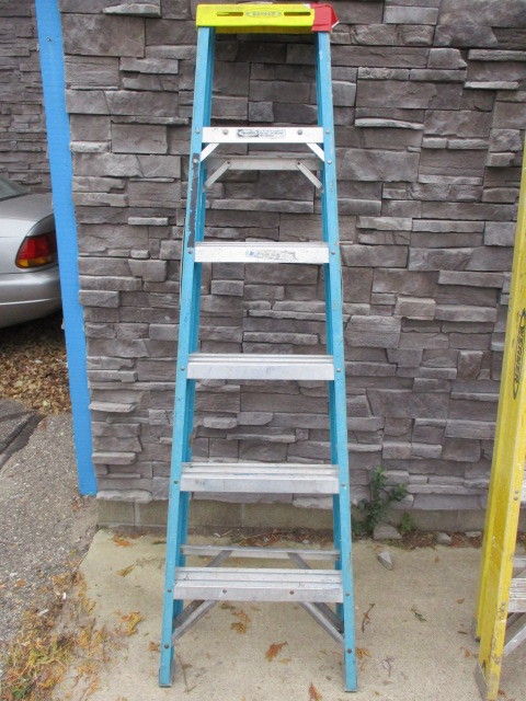 lot 36 image: 6 Fiberglass Stepladder