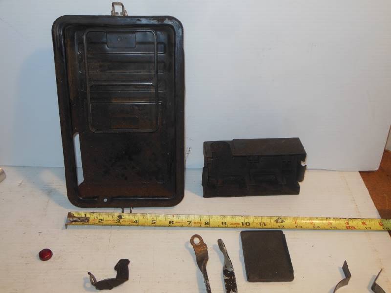 lot 236 image: Covers and Parts to Small Engines