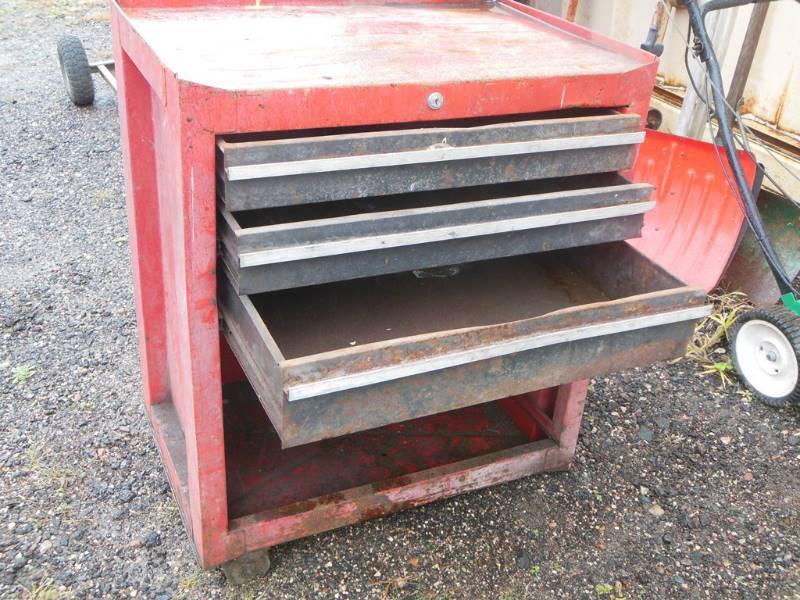 lot 250 image: Rolling Tool Cabinet Missing Two Wheels