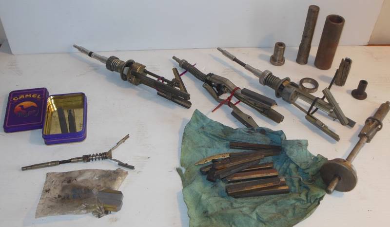 lot 83 image: Cylinder Hone Tools - 3 inch and 3 12 inch Stones (2 New 3 12 in.)
