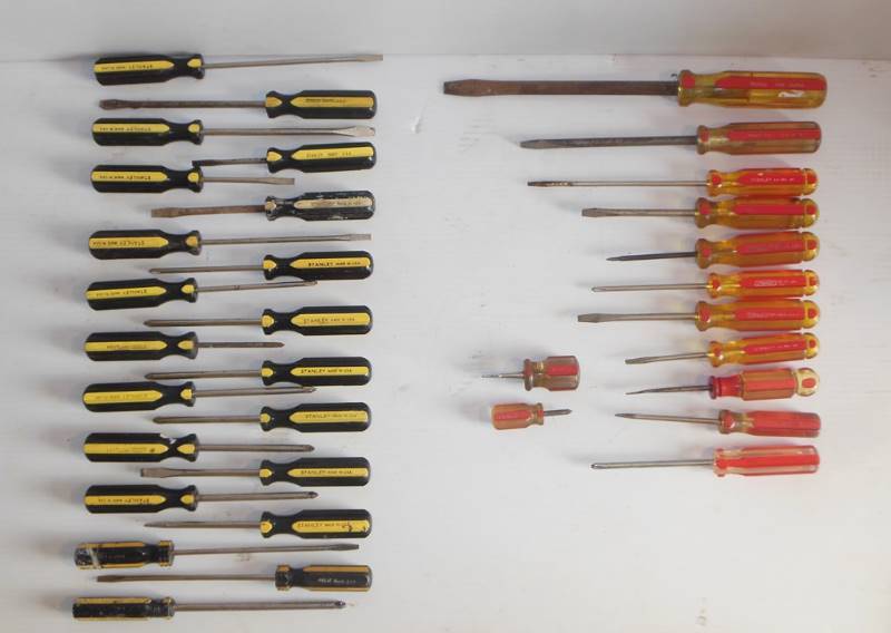 lot 122 image: (Mostly) Stanley Flathead and Philips Head Screwdrivers - a few drivers are other brands