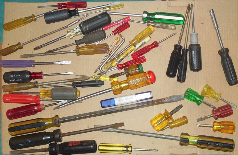 lot 130 image: Screwdrivers Multiple Advertising Drivers and More