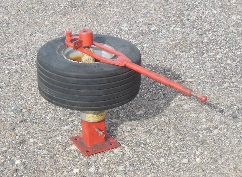 lot 186 image: Portable Tire Bead Breaker for Go Cart or other Smaller Tires
