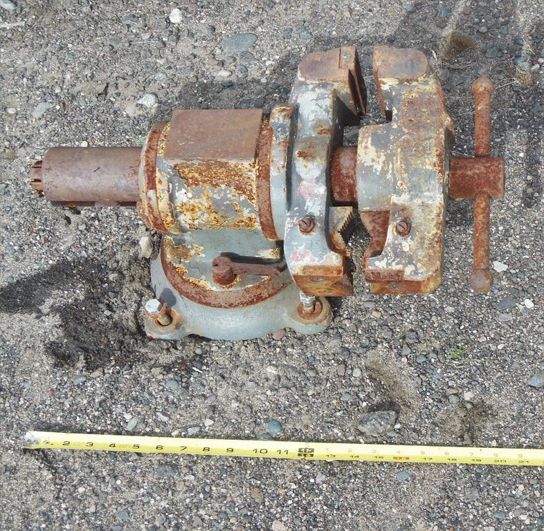 lot 189 image: Heavy Vice with Swivel - Seized, needs TLC
