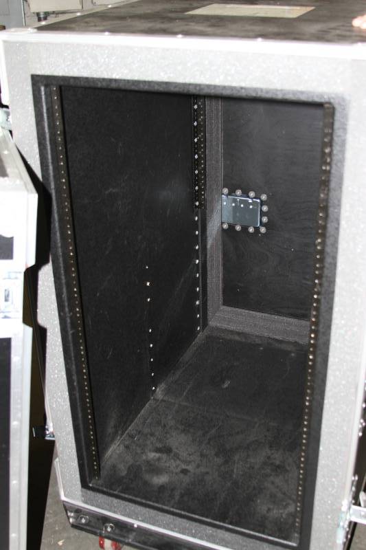 lot 60 image: Heavy-Duty R&R Audio & Video Mobile Equipment Rack Hard-Sided Case with Casters