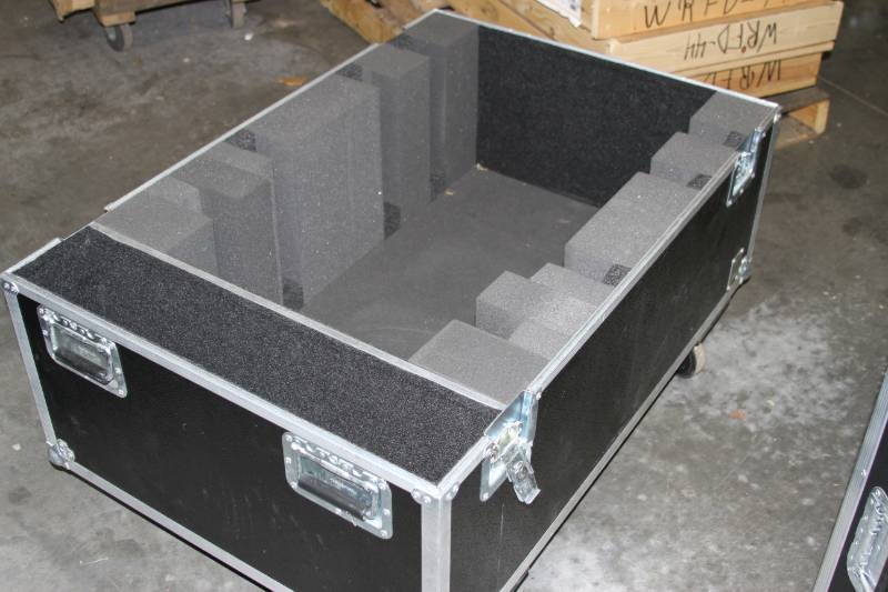 lot 64 image: Star Case  StarCase Heavy Duty Hard-Sided Rolling Shipping Case with Casters