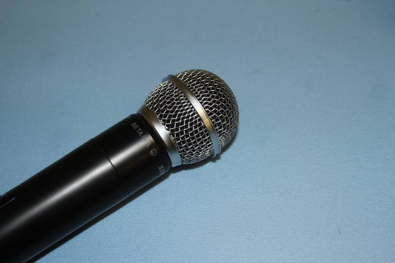 lot 91 image: Shure SLX Wireless Microphone System with Beta SM58A Handheld Mic