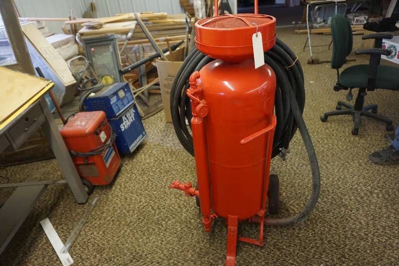lot 1 image: Large Commercial Pressurized Abrasive Sand Blaster