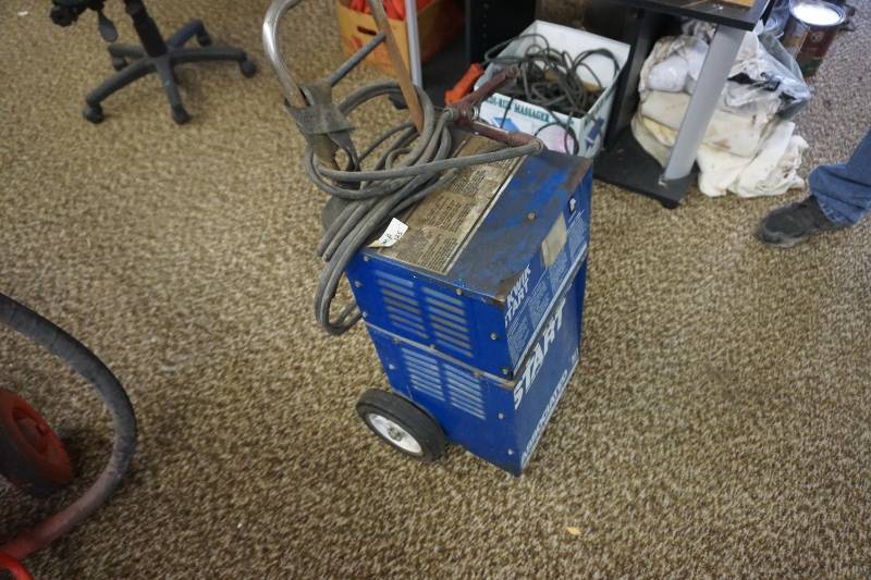 lot 9 image: Kwik Start 1100 Amp Battery Charger Jump Starter