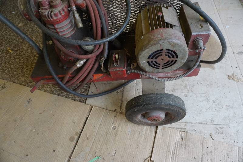 lot 39 image: Electric Air Compressor