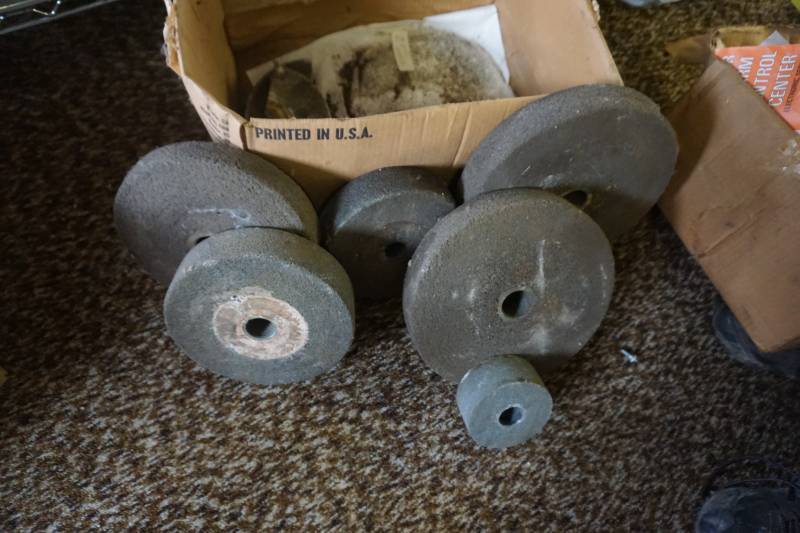 lot 48 image: Lot of Grinding Wheels in Assorted Sizes