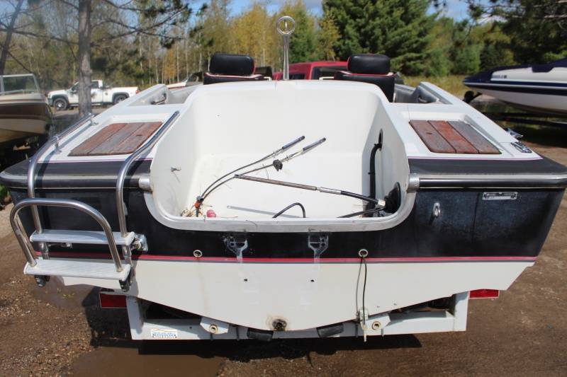 lot 40 image: 1988 Larson Senza