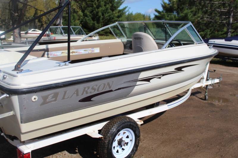 lot 41 image: 1984 Larson Fiberglass Boat